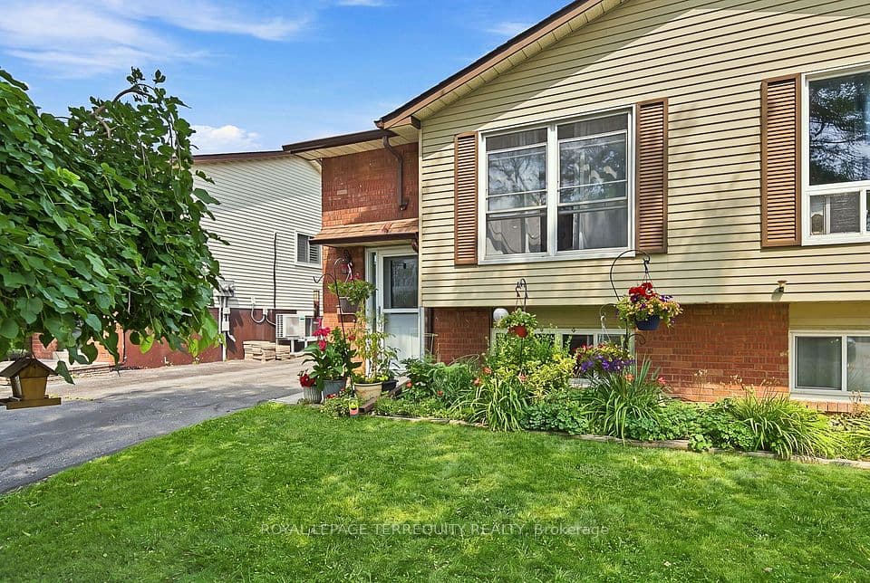 224 Medina Court, Oshawa, ON L1J 7E1 – photo 3
