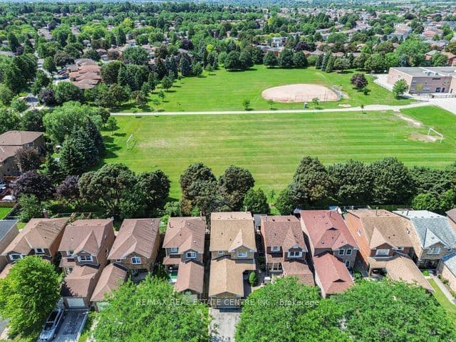 38 Tresher Court, Ajax, ON L1T 2N1 – photo 3