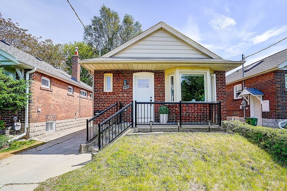 609 Mortimer Avenue, Toronto, ON M4C 2J6 – main photo