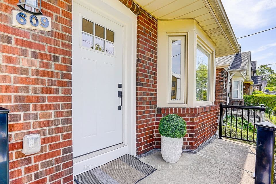 609 Mortimer Avenue, Toronto, ON M4C 2J6 – photo 2