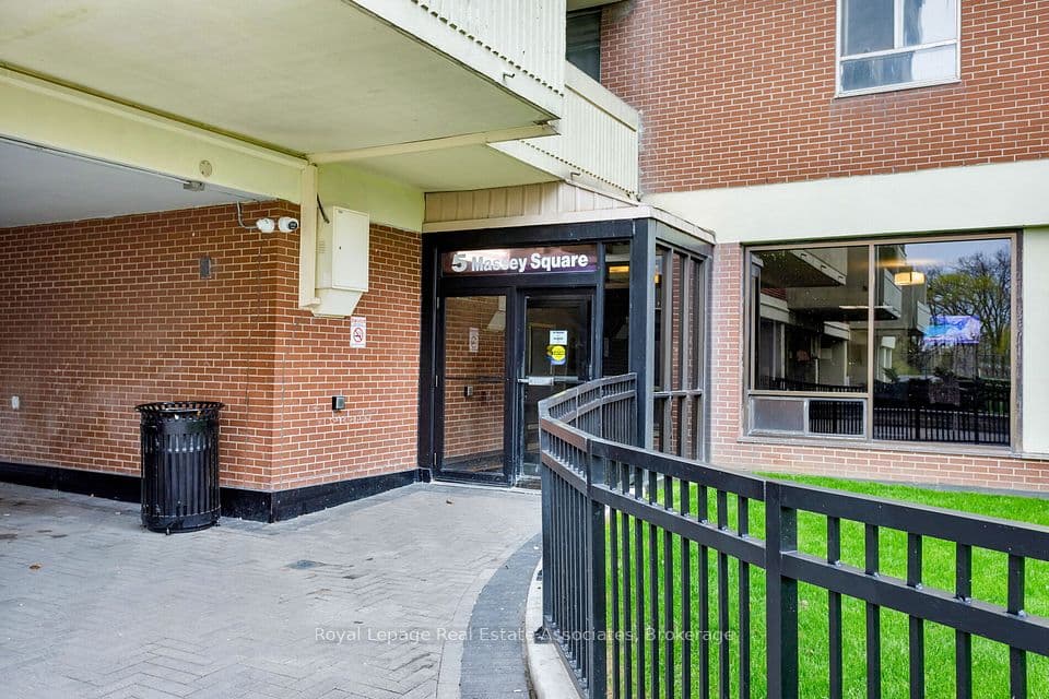 5 Massey Square 1710, Toronto, ON M4C 5L6 – photo 2