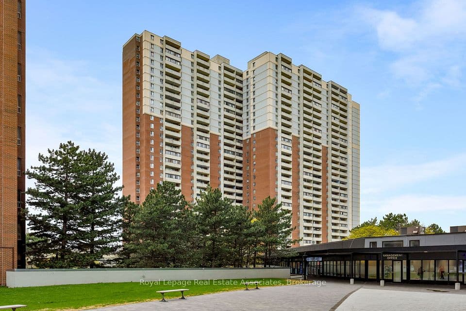5 Massey Square 1710, Toronto, ON M4C 5L6 – main photo