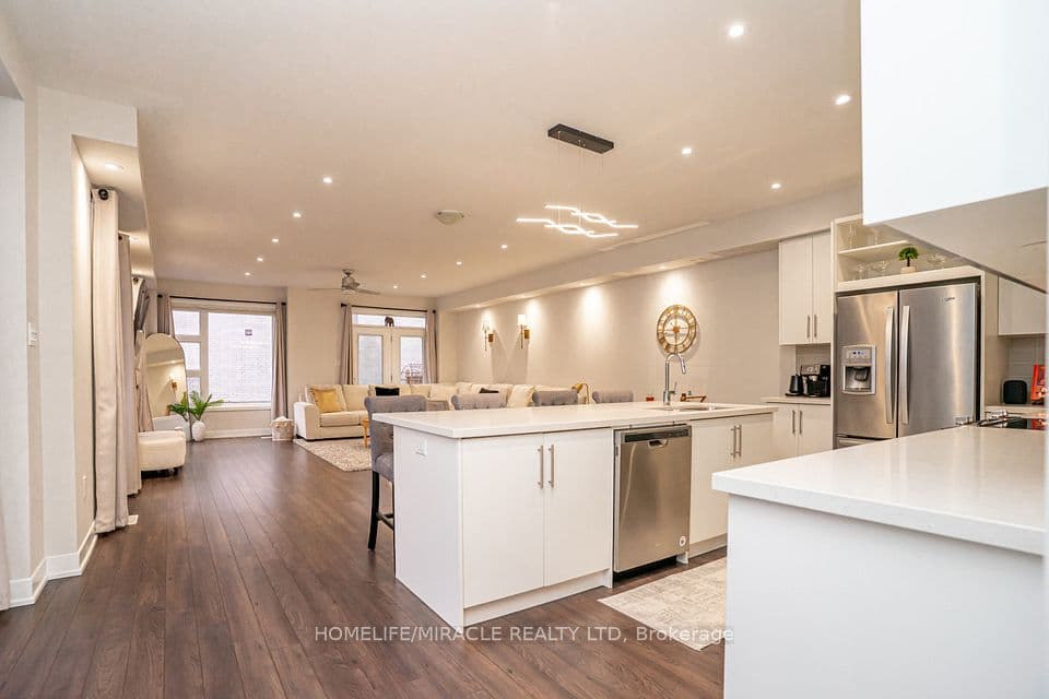 58 Donald Fleming Way 136, Whitby, ON L1R 0N8 – main photo