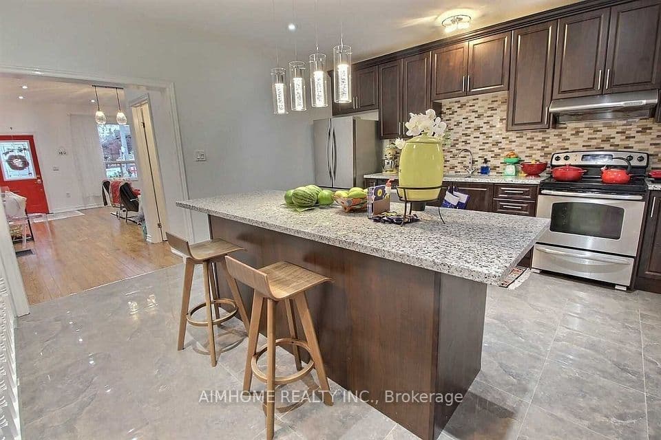 966 Dundas Street E, Toronto, ON M4M 1R5 – main photo