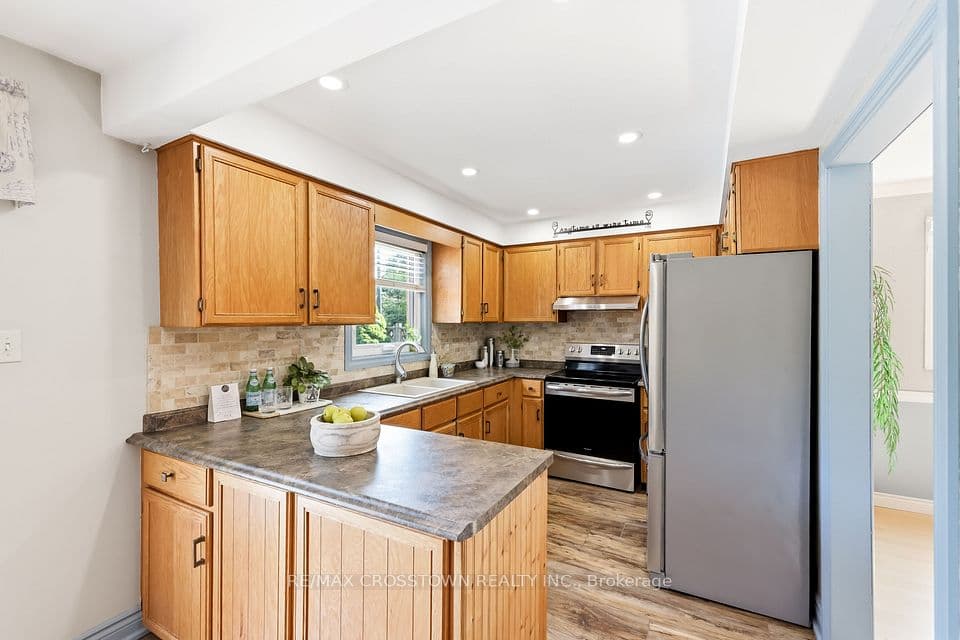 4 Martinet Street, Whitby, ON L1N 8K8 – photo 2