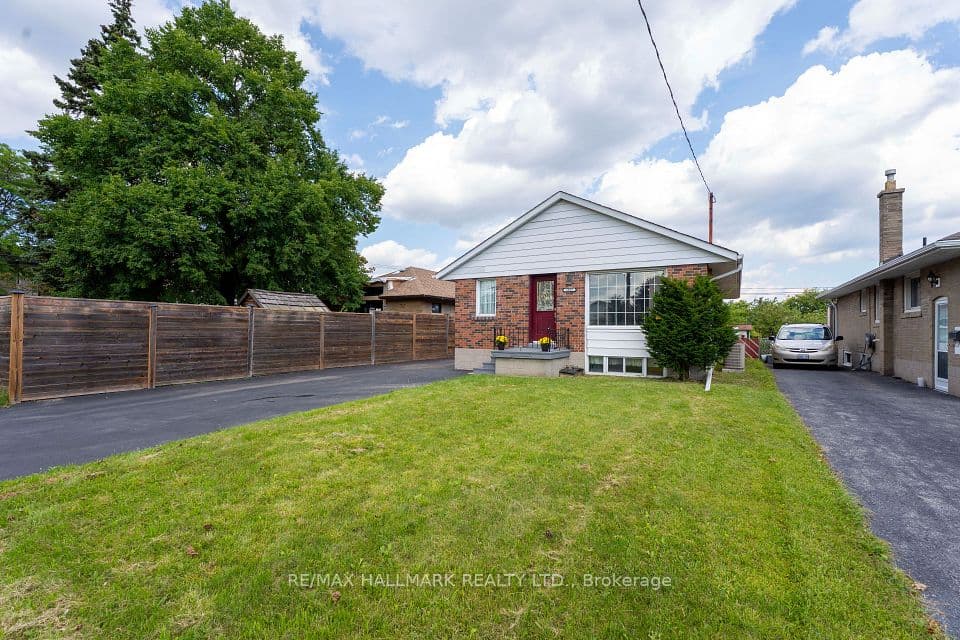 1557 Pharmacy Avenue, Toronto, ON M1R 2K4 – main photo