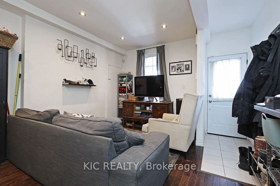 20 Ashdale Avenue, Toronto, ON M4L 2Y7 – photo 3