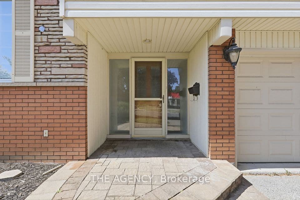 364 Adelaide Avenue E, Oshawa, ON L1G 2A1 – photo 2