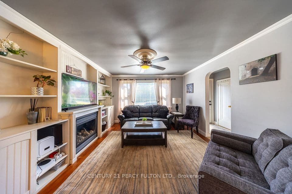 816 N SIMCOE Street N, Oshawa, ON L1G 4V8 – photo 3