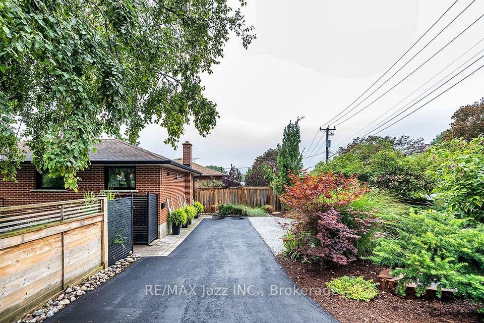 1085 Willowdale Avenue, Oshawa, ON L1H 1W7 – photo 2