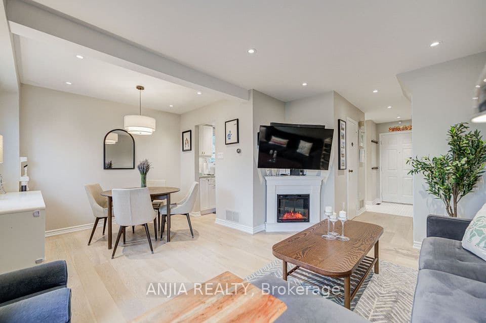 8 Maresfield Drive, Toronto, ON M1V 2X1 – main photo
