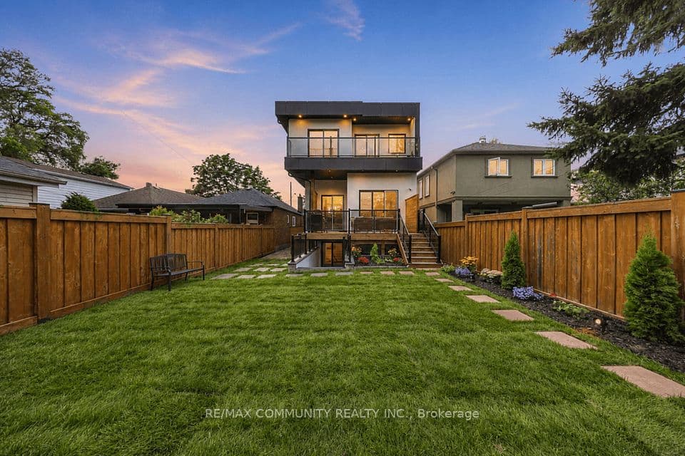 7 Derwyn Road, Toronto, ON M4J 4M7 – photo 2