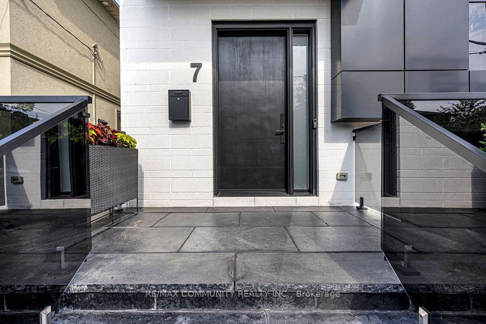 7 Derwyn Road, Toronto, ON M4J 4M7 – photo 3
