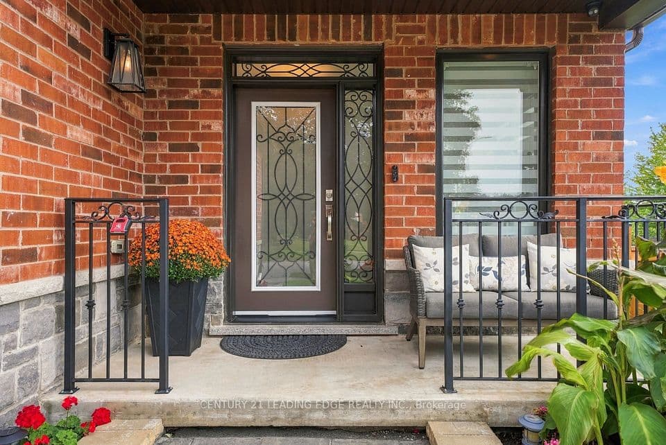 301 Fiddlers Court, Pickering, ON L1V 6P3 – photo 2