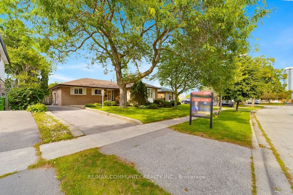 30 Bridlington Street, Toronto, ON M1H 2L5 – main photo