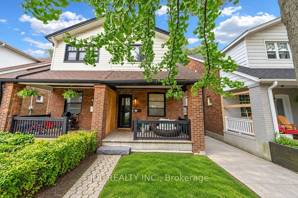 379 Scarborough Road, Toronto, ON M4E 3N1 – main photo