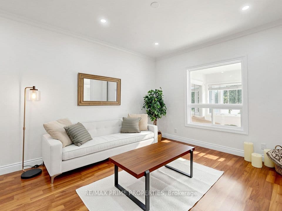 18 Dentonia Park Avenue S, Toronto, ON M4C 1W7 – photo 3