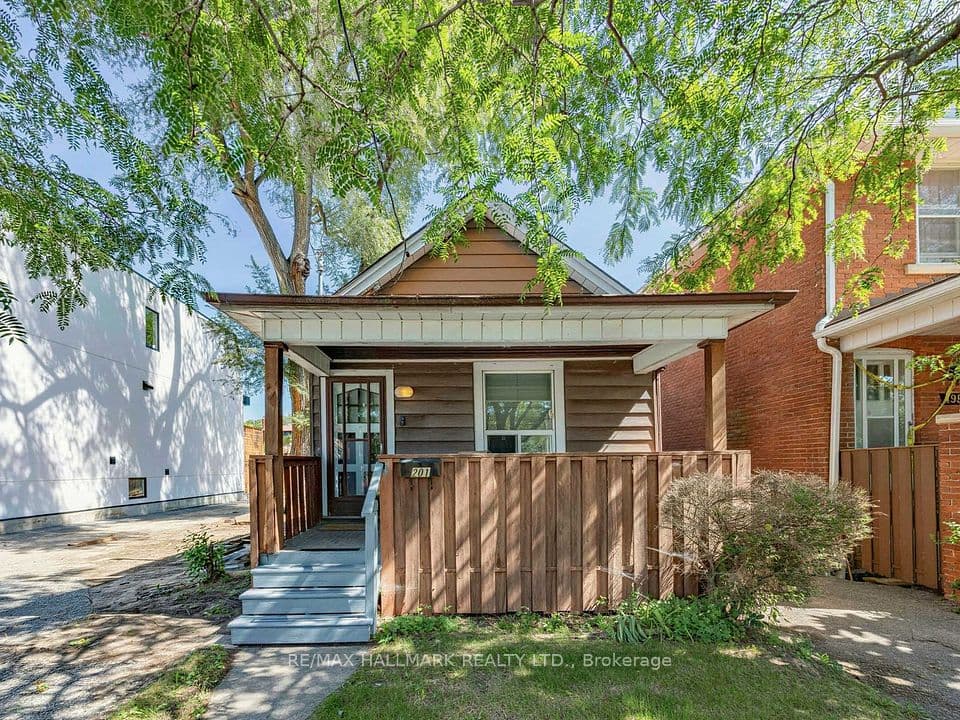 201 Linsmore Crescent, Toronto, ON M4J 4L5 – main photo
