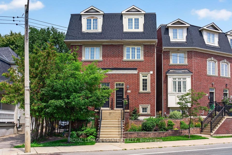 2112 Dundas Street E, Toronto, ON M4L 1N1 – main photo