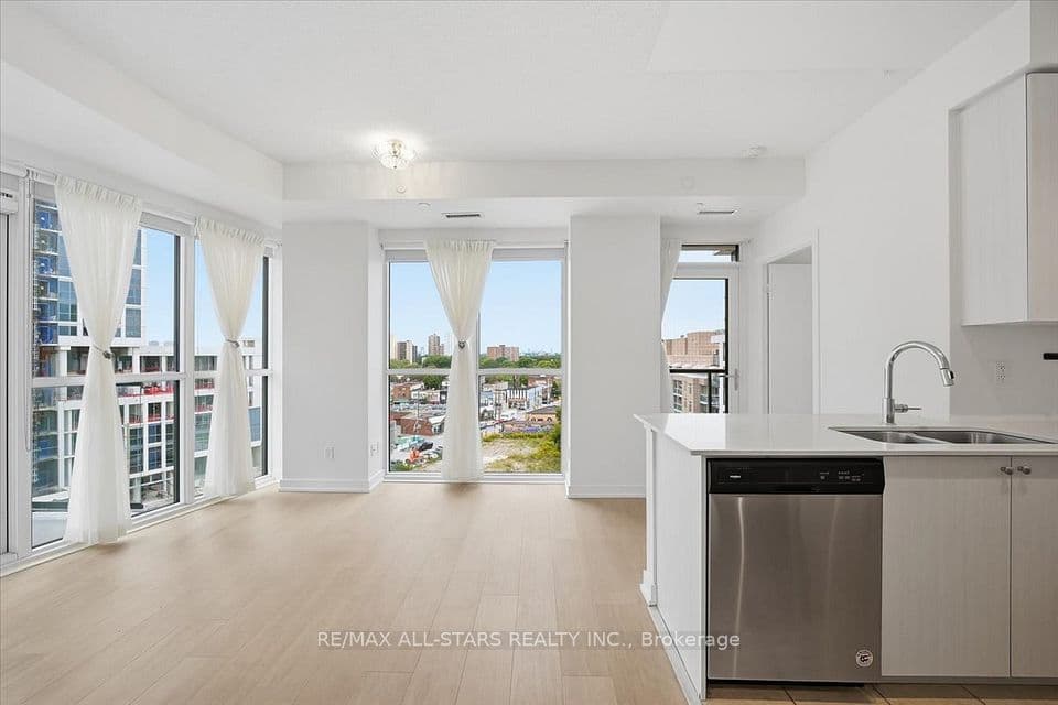 8 Trent Avenue 824, Toronto, ON M4C 0A6 – main photo
