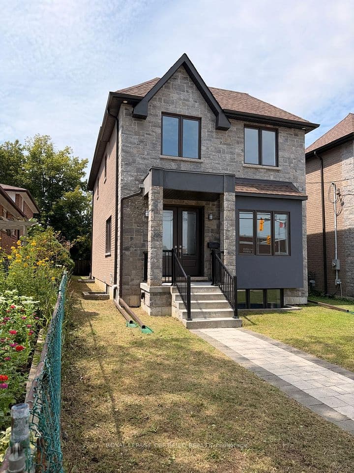 450 Midland Avenue, Toronto, ON M1N 4A5 – main photo