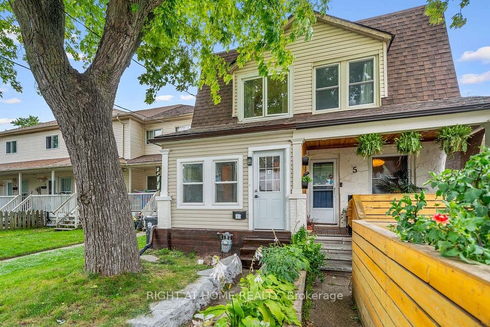 5 1/2 Luttrell Avenue, Toronto, ON M4C 5E2 – photo 2