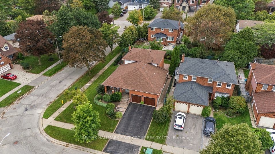 520 McLeod Crescent, Pickering, ON L1W 3M5 – main photo