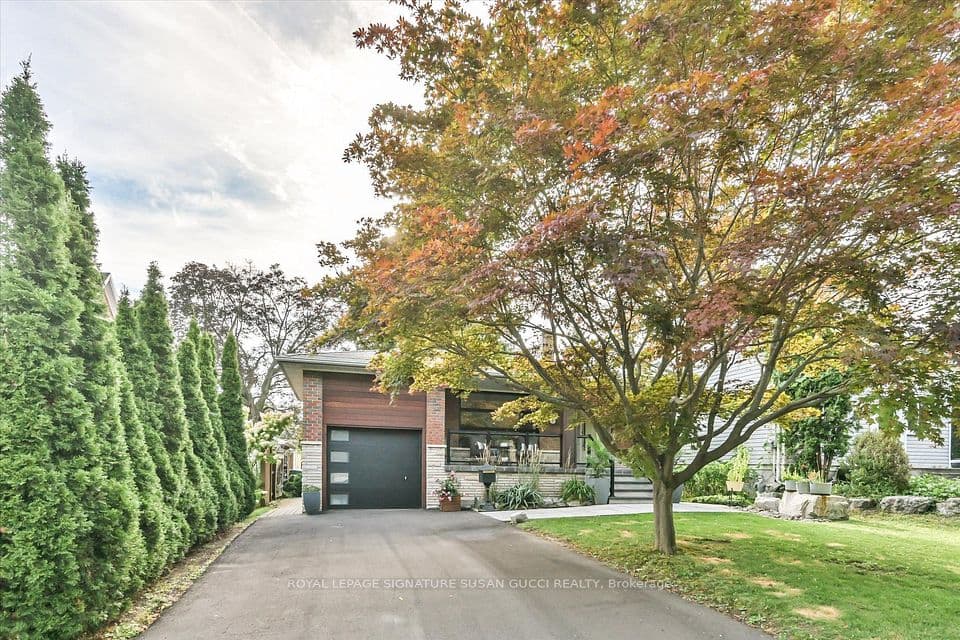 16 Squires Avenue, Toronto, ON M4B 2R3 – main photo