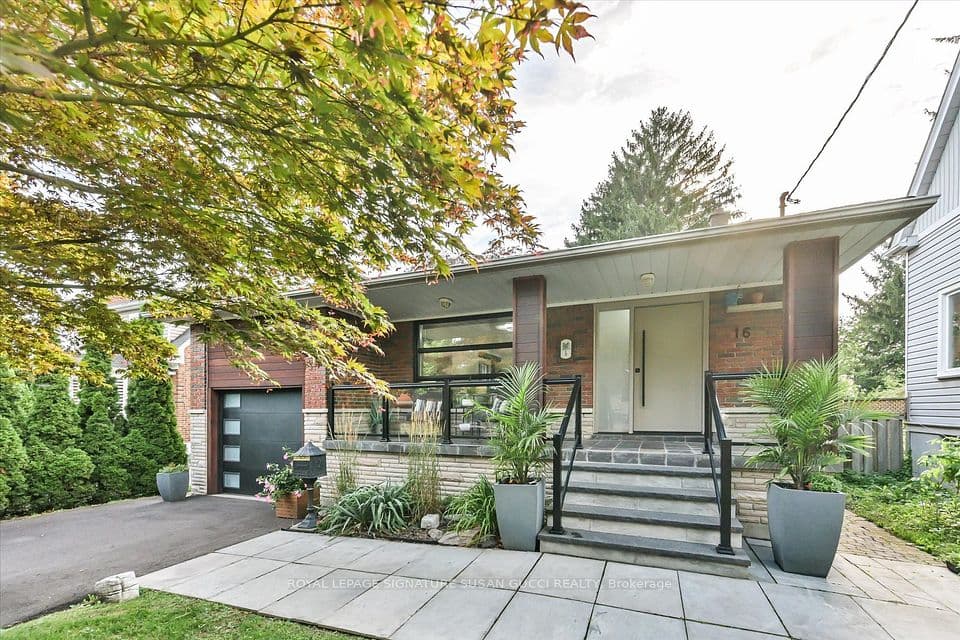 16 Squires Avenue, Toronto, ON M4B 2R3 – photo 3