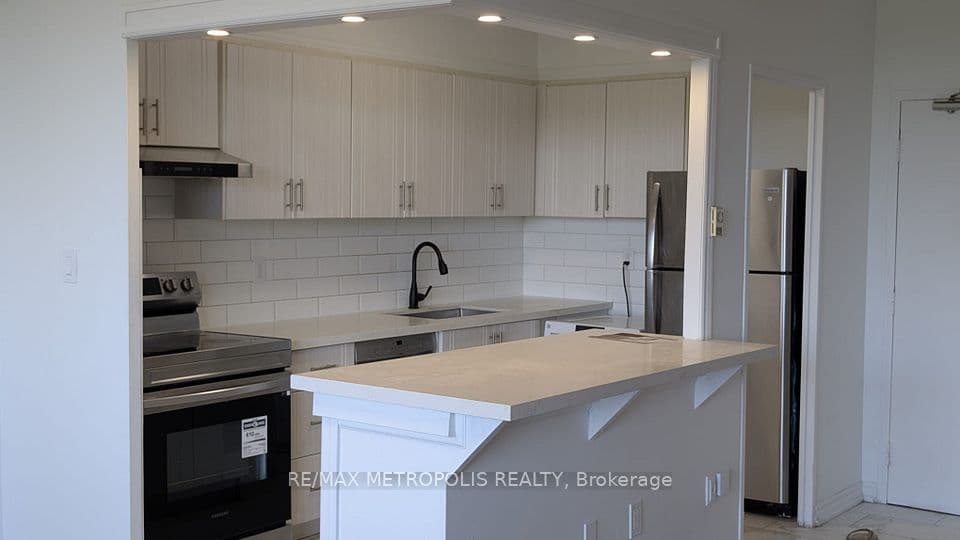 5 Massey Square #607, Toronto, ON M4C 5L6 – main photo