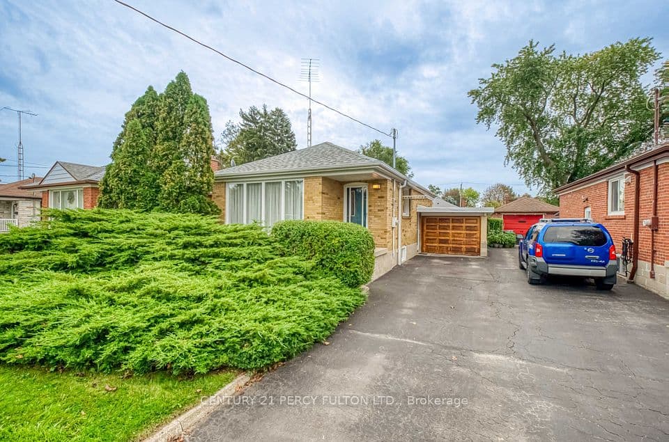 13 Graylee Avenue, Toronto, ON M1J 1M5 – main photo