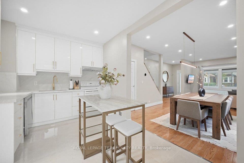 350 Lumsden Avenue, Toronto, ON M4C 2L3 – main photo