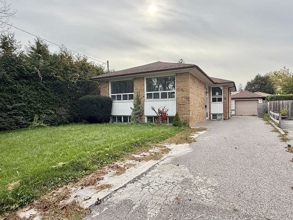 4 Wantanopa Crescent, Toronto, ON M1H 2B3 – main photo