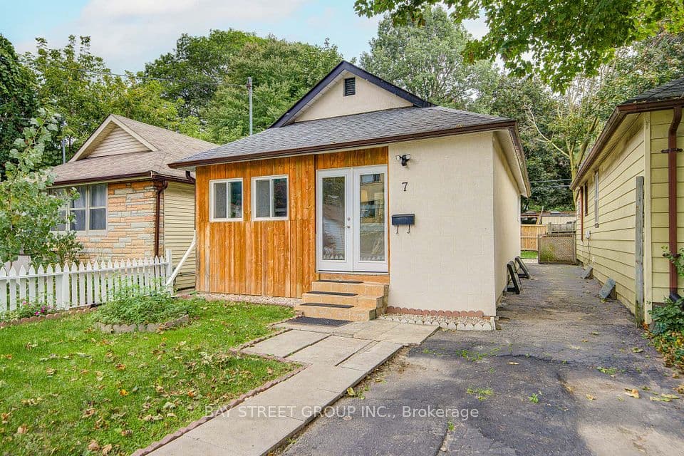 7 Emmott Avenue, Toronto, ON M1L 2X2 – main photo