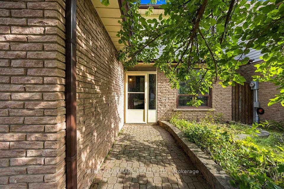 516 Creekview Circle, Pickering, ON L1W 2Z6 – photo 2