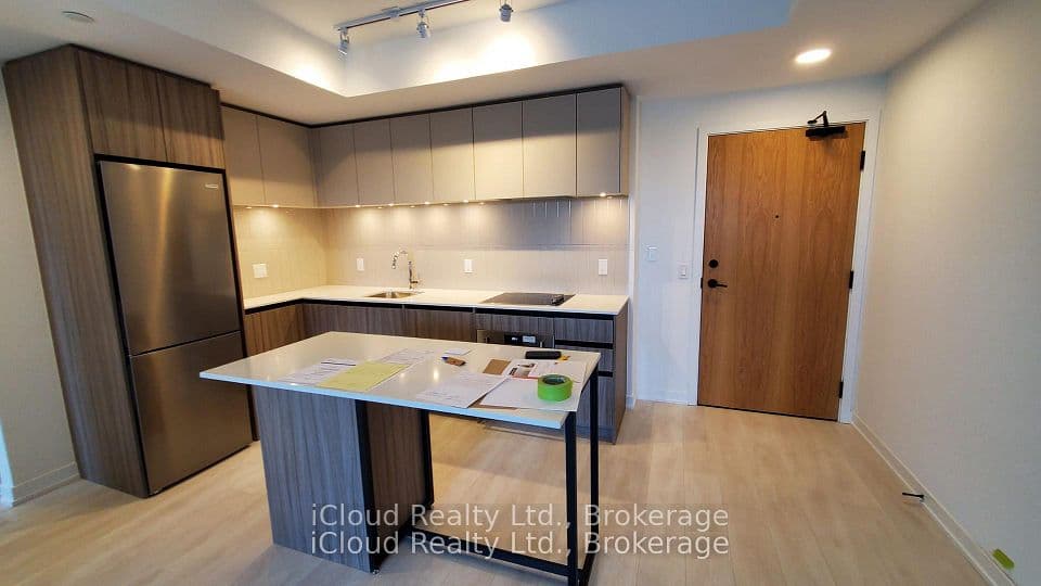 7950 Bathurst Street 210, Vaughan, ON L4J 0L4 – main photo