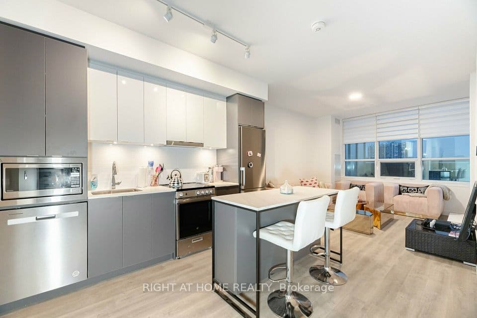 50 Upper MAll Way B-226, Vaughan, ON L4J 0L8 – main photo
