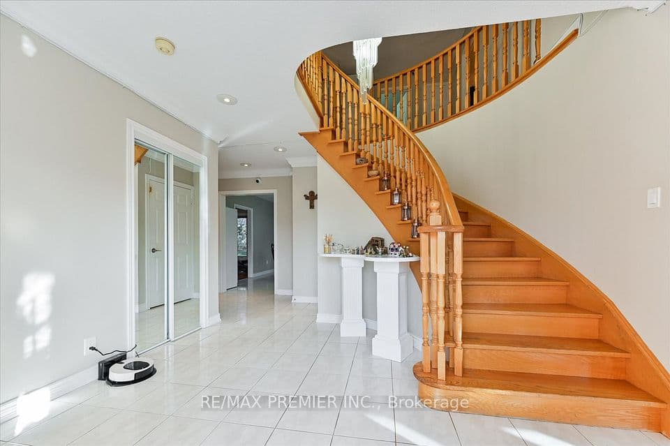 581 Wycliffe Avenue, Vaughan, ON L4L 8S8 – photo 2