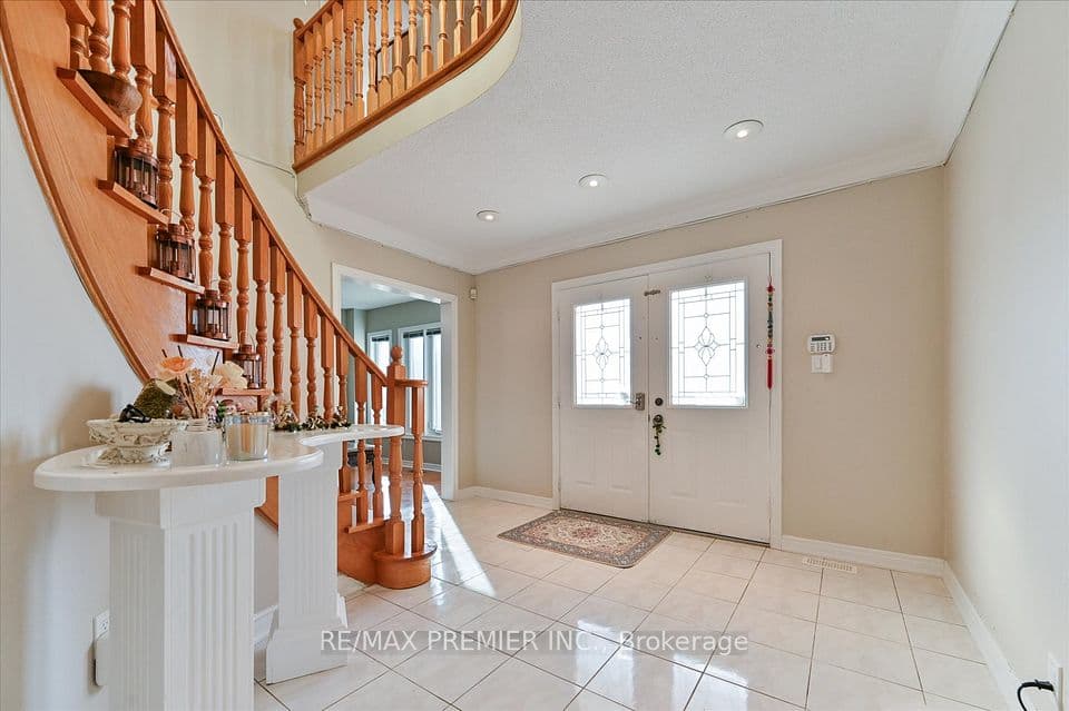 581 Wycliffe Avenue, Vaughan, ON L4L 8S8 – photo 3