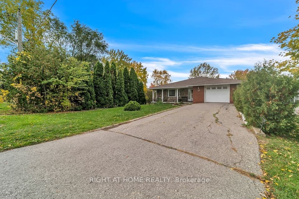 22 Hamilton Drive, Newmarket, ON L3Y 3E8 – main photo