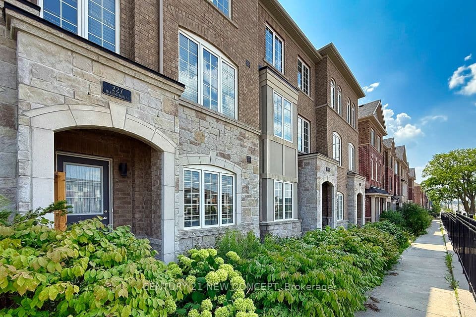 227 Harding Park Street, Newmarket, ON L3Y 0E3 – main photo