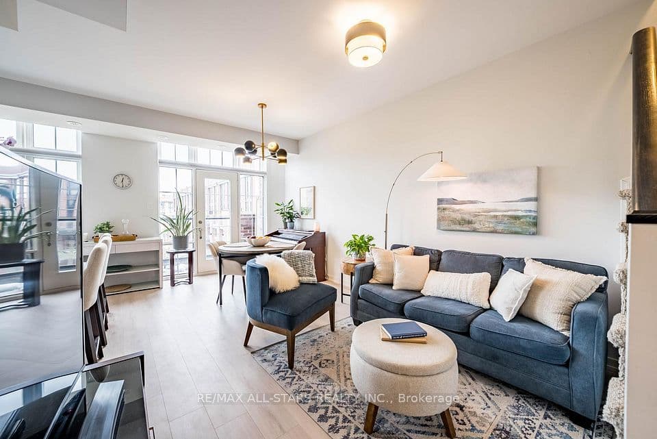 2 Linsmore Place 302, Whitchurch-Stouffville, ON L4A 4T4 – photo 3
