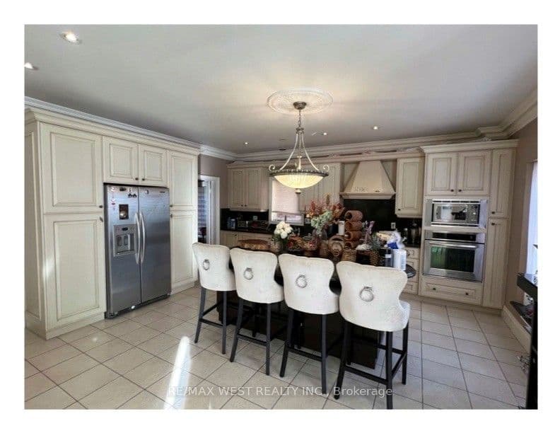 64 Kingmount Crescent, Richmond Hill, ON L4B 3X4 – photo 2
