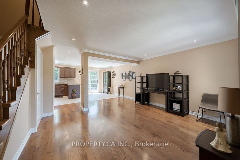 17 Boyne Highlands Court, Vaughan, ON L4K 1K4 – photo 2
