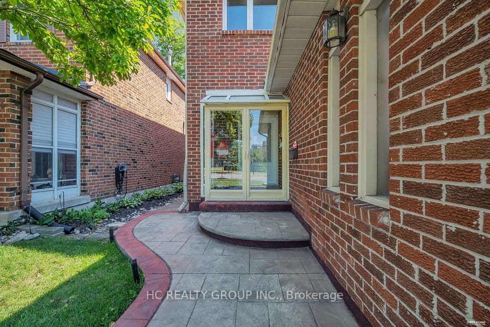 17 Pugsley Avenue, Richmond Hill, ON L4C 8B6 – photo 3