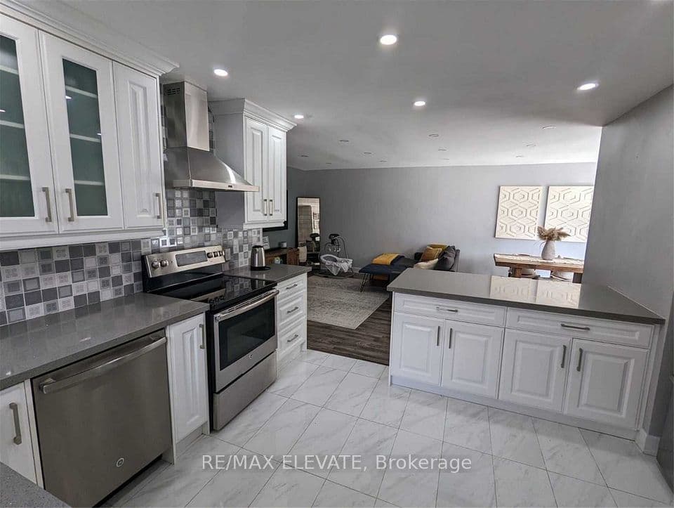 302 Demaine Crescent, Richmond Hill, ON L4C 2W5 – photo 3