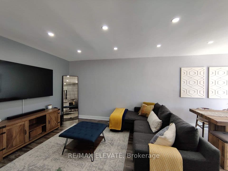 302 Demaine Crescent, Richmond Hill, ON L4C 2W5 – photo 2