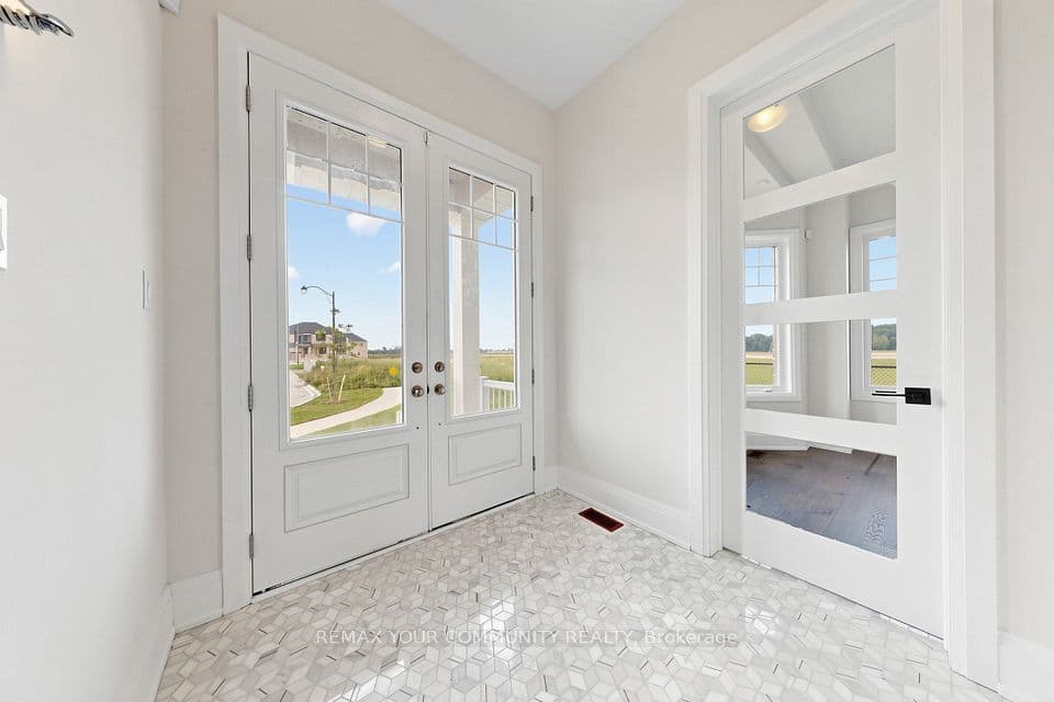 33 Lorrain Hand Crescent, Georgina, ON L4P 0S9 – photo 2