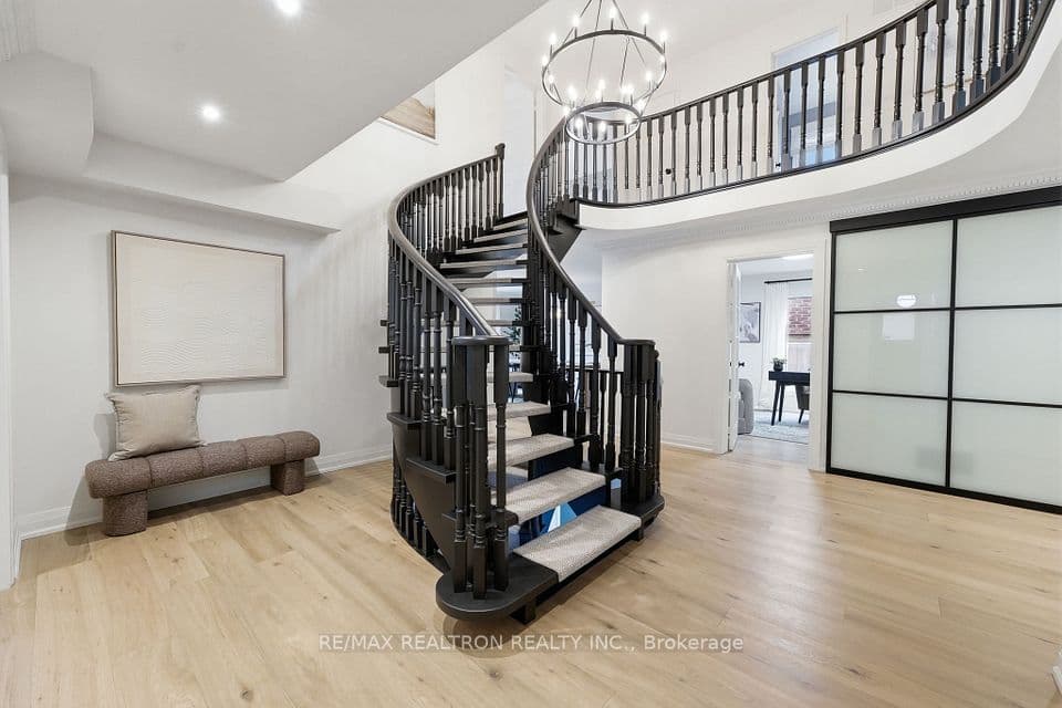 653 Exceller Circle, Newmarket, ON L3X 1P6 – photo 3