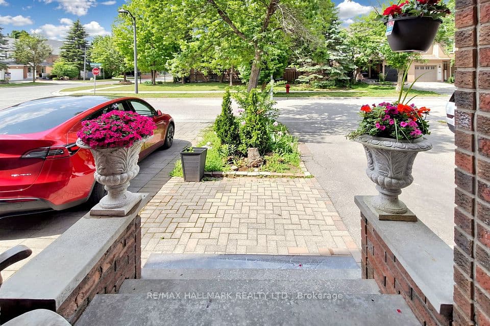 5 Evelyn Buck Lane, Aurora, ON L4G 7H9 – photo 3